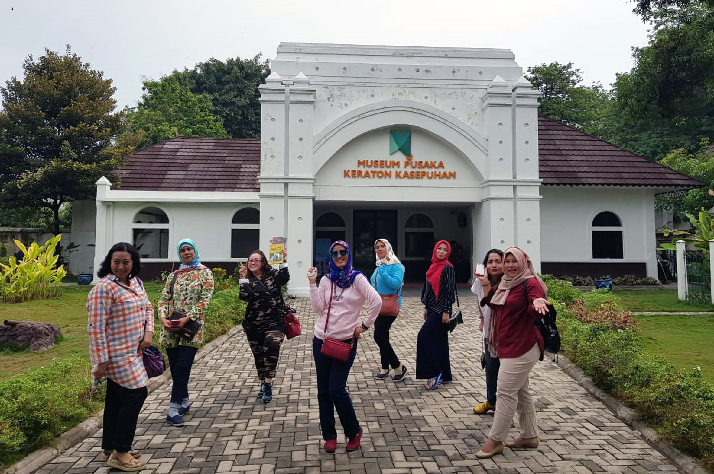 Wisata Keliling Kota Udang Bersama Travel Hiace Cirebon